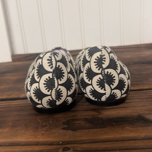 NWT Isaac Mizrahi Black and Cream Patterned Flats - Picture 4 of 7